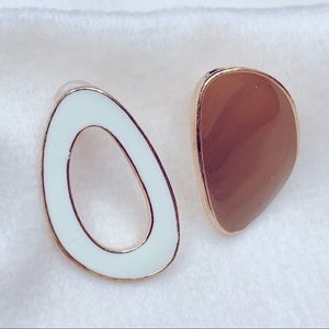 ❣️$25/3❣️ Oval Shaped Brown and White Enamel Stud Earrings